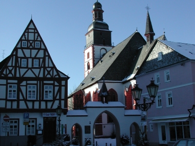 Torbogen-Kirche.JPG