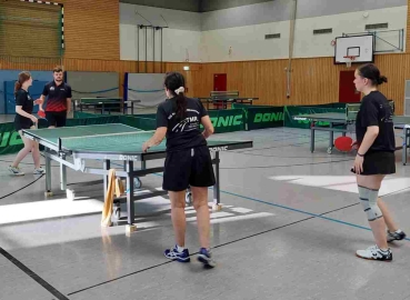DuellAmTischMitSchraegenHaelften.jpg